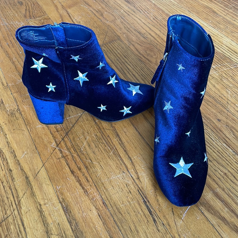 Star suede boots